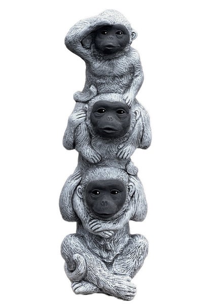 Gartenfigur drei weise Affen übereinander gestapelt aus grauem Steinguss mit dunklen Gesichtern.
