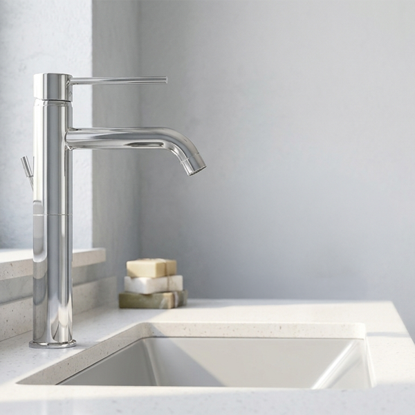 Einhebel-Waschtischarmatur in Chrom-Optik auf einem weißen Waschbecken in einem hellen Badezimmer.