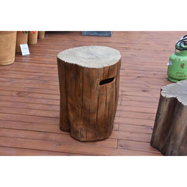 Hocker in Baumstumpf-Optik mit Rindenstruktur und integrierter Griffmulde auf einer Holzterrasse.