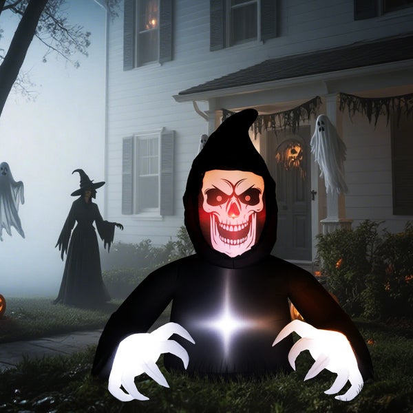 Halloween Szene mit aufblasbarem Sensenmann, Hexe und Geistern vor einem Haus.