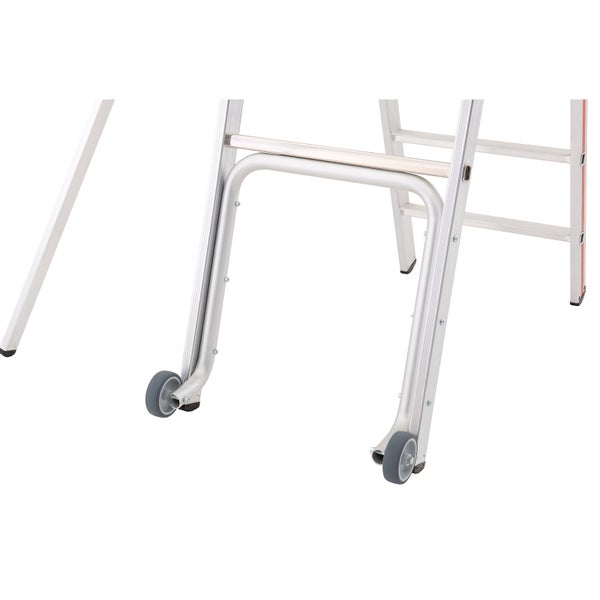 Detailansicht einer Leiter mit Rollen für einfachen Transport