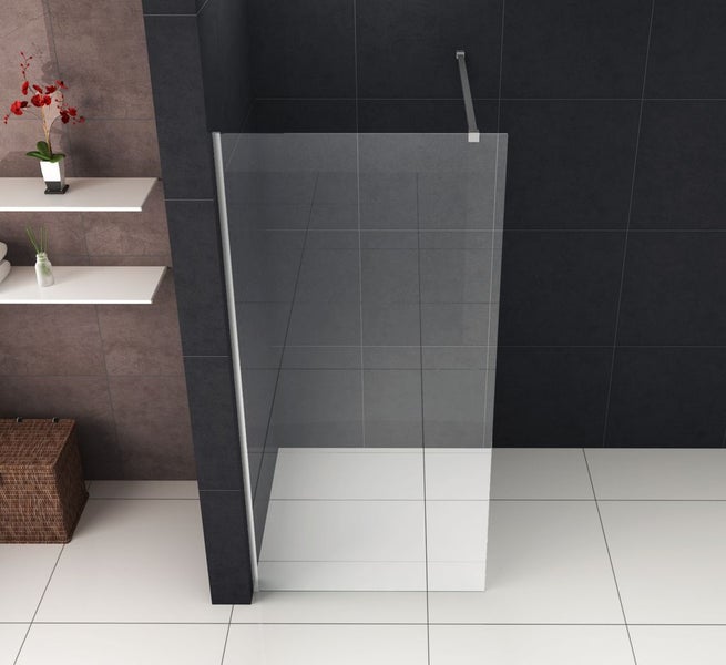 Badezimmer mit Walk-In-Dusche aus Glas, Regalen und Wäschekorb