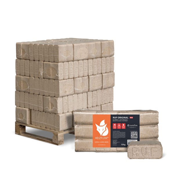 Palette mit RUF Holzbriketts von Heizfuxx sowie ein einzelnes Brikettpaket mit zehn Kilogramm Gewicht und RUF Logo Prägung.