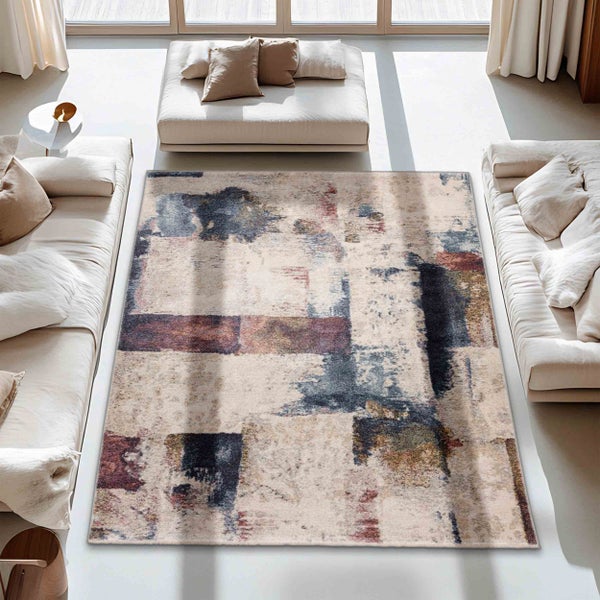 Ansicht eines Wohnzimmers mit abstrakt gemustertem Teppich zwischen zwei Sofas