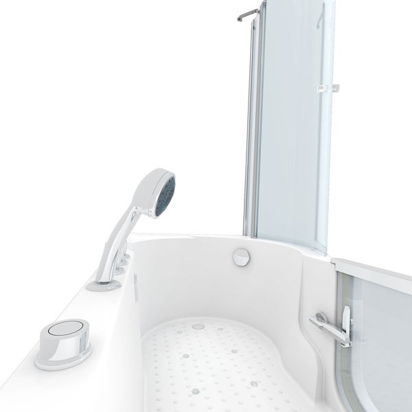 Begehbare Badewanne mit Glasduschwand, Handbrause und Armaturen in Chromoptik.