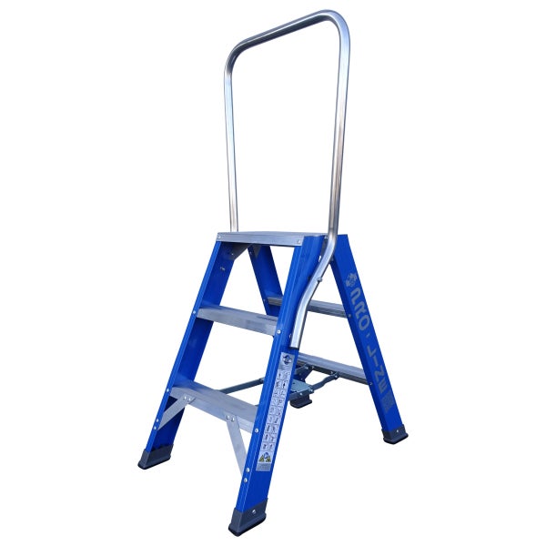 Dreistufige Leiter mit Haltebügel für sicheren Stand