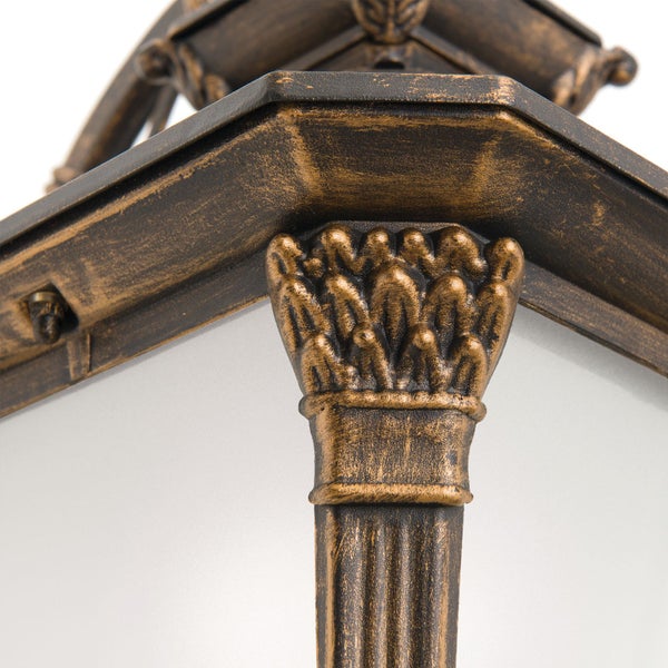 Detailansicht einer Außenwandleuchte im antiken Stil mit verzierten Metallelementen.