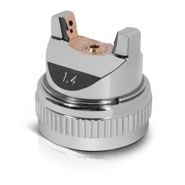 Lackierpistolenzubehör mit Düse und Nadel vor lackierten Autoteilen