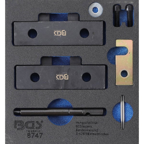 Bronzefarbener Gartenkamin aus Metall in Antik-Optik mit Funkenschutzgitter und hohem Schornstein.