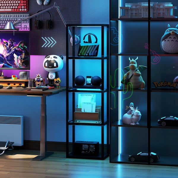 Modernes Regal aus schwarzem Metall mit Glasböden in einem gut organisierten Gaming-Zimmer mit LED-Beleuchtung und Schreibtisch.