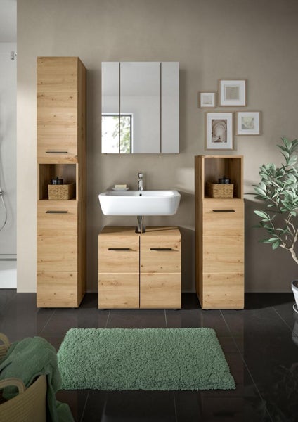 Modernes Badezimmermöbel-Set in Eichenoptik mit Hochschrank, Waschtischunterschrank, Keramikwaschbecken und Spiegelschrank.