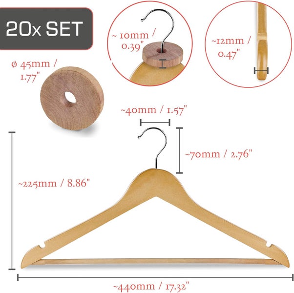 Set aus 20 Kleiderbügeln mit Zedernholzringen und Maßangaben
