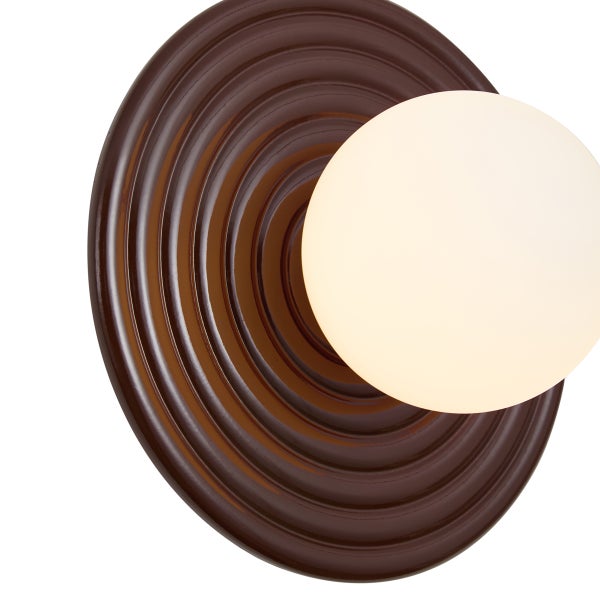 Wandleuchte mit runder, gerillter Basis und kugelförmigem Lichtschirm aus Glas für dekorative Innenbeleuchtung