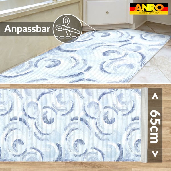 ANRO Logo. Badematte mit blauem Wirbelmuster, 65 Zentimeter breit, individuell zuschneidbar, im hellen, organisierten Badezimmer ausgelegt.