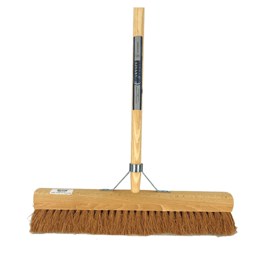 Kehrbesen mit Holzstiel und Kokosfaserborsten