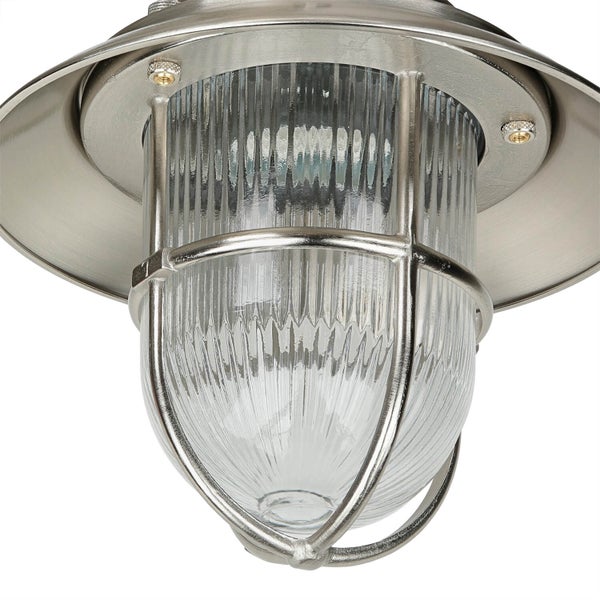 Deckenleuchte mit klarem, geriffeltem Lampenglas und Metallelementen