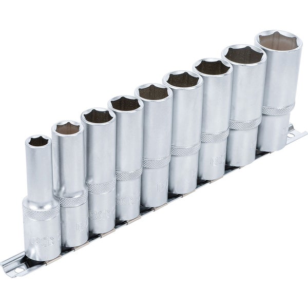 Steckschlüsselsatz auf einer Metallschiene