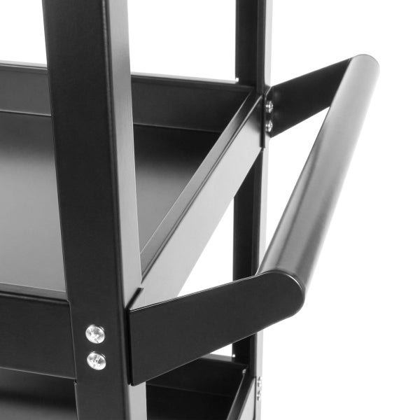 Detailansicht eines schwarzen Servierwagens mit Griff