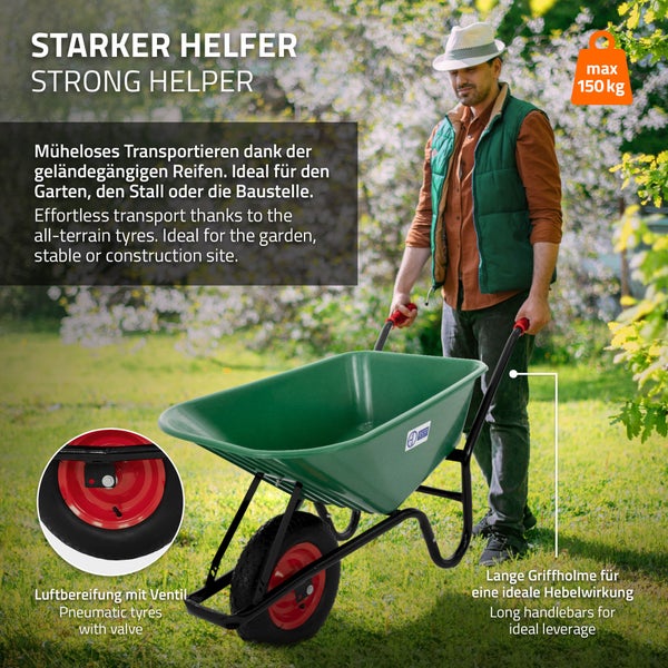 Ein Mann schiebt eine grüne Schubkarre mit Luftbereifung und langen Griffholmen im Garten. Die maximale Tragkraft beträgt 150 Kilogramm.