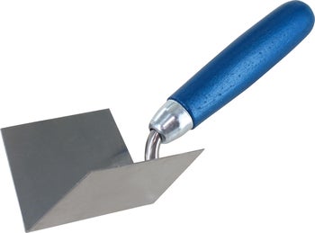 Eine Eckkelle mit Metallblatt und Holzgriff für präzise Mauerarbeiten in Ecken.