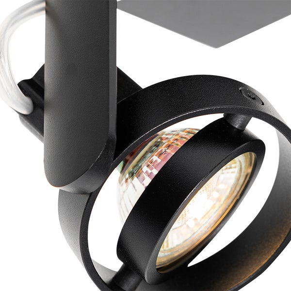 Nahaufnahme einer schwarzen Deckenleuchte mit drehbarem Strahler