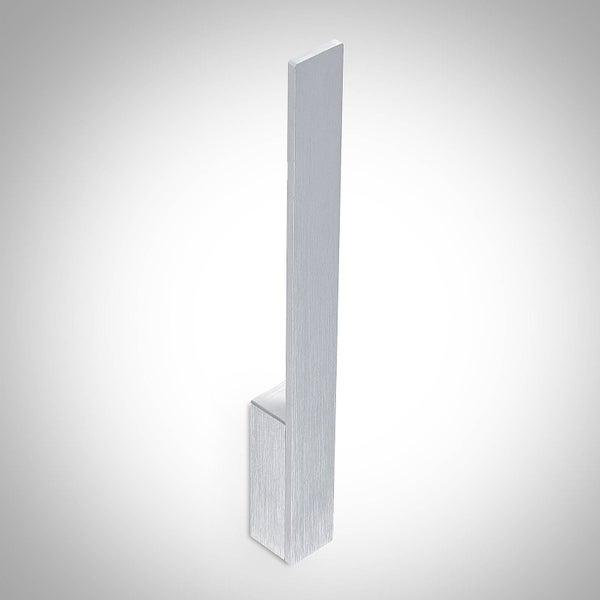 Moderner rechteckiger Möbelgriff aus gebürstetem Metall.