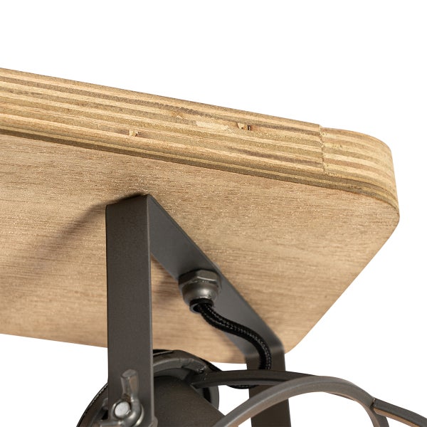 Detailansicht einer Deckenleuchte mit Holzplatte und Metallhalterung