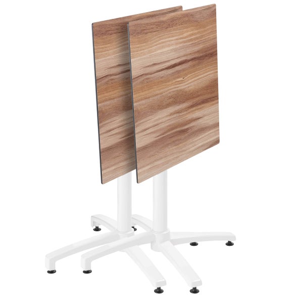 Zwei quadratische Klapptische mit Tischplatten in Holzoptik und weißen Gestellen in platzsparender, hochgeklappter Position.