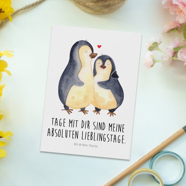 Mr. & Mrs. Panda Postkarte Pinguin umarmen - Weiß