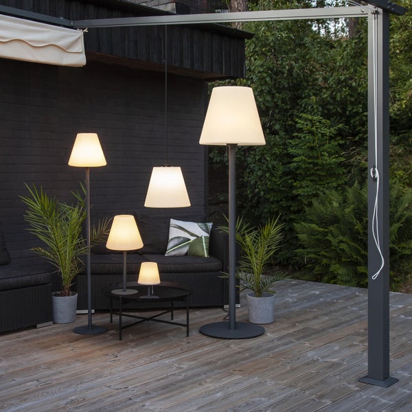 Außenbereich mit Stehlampen, Pendelleuchte und Sitzgruppe auf einer Holzterrasse.