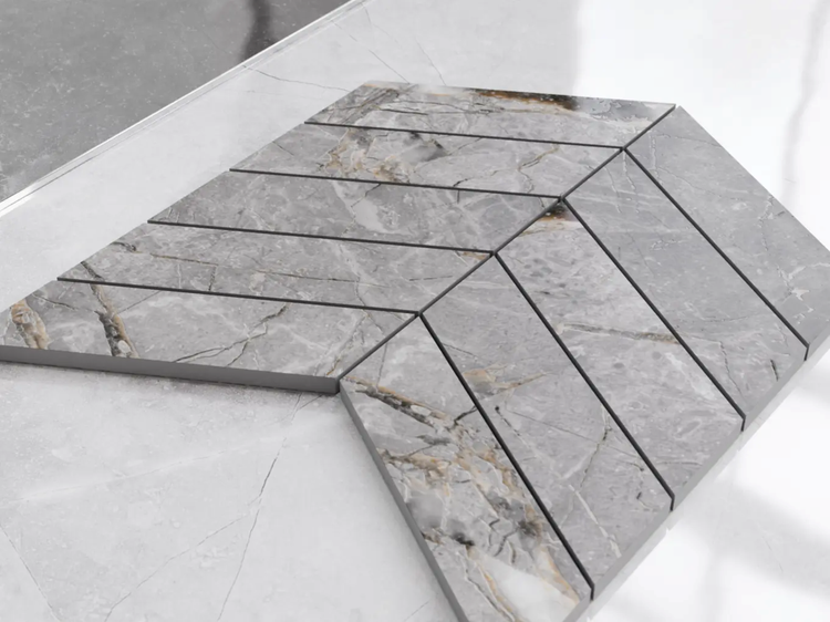 Mosaikfliese in Marmoroptik mit Chevron-Muster für Wand und Boden.