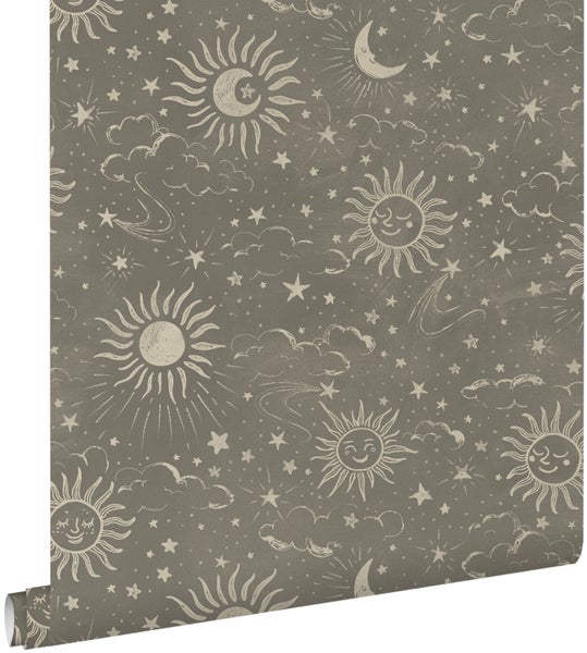 Tapete mit Motiven von Sonnen, Monden, Sternen und Wolken im Skizzenstil.
