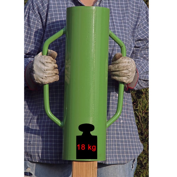 Person hält einen grünen 18 Kilogramm Pfahlramme.