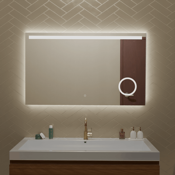 Badezimmerspiegel mit integrierter LED Beleuchtung und Kosmetikspiegel auf einem dunklen Holzelement montiert, über einem Waschbecken.