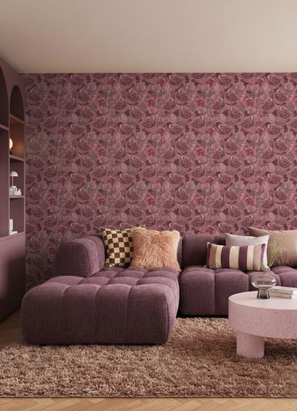 Wohnzimmer mit floraler Tapete, Ecksofa und Teppich