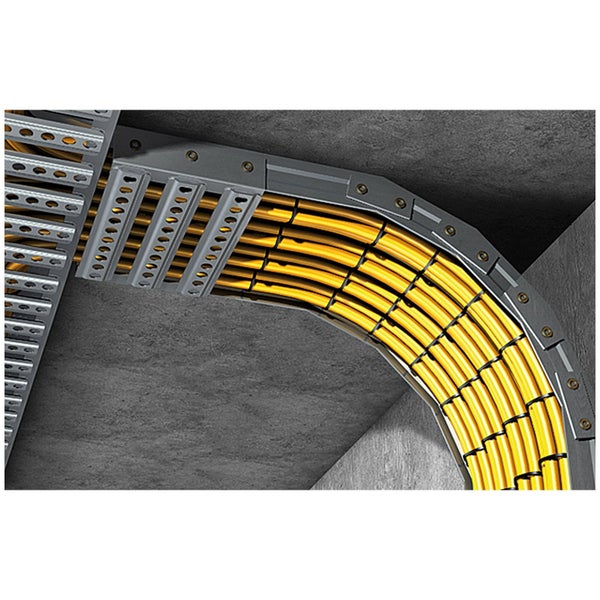 Kabeltrasse mit Kabeln an einer Betondecke