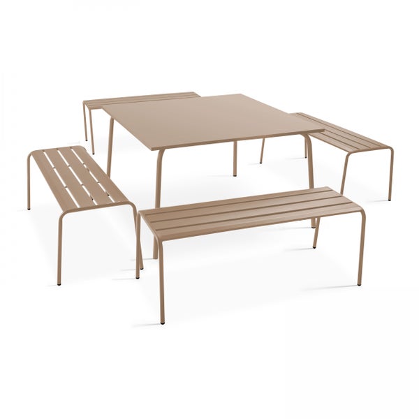 Gartenmöbel-Set aus Metall bestehend aus einem quadratischen Tisch und vier Gartenbänken mit Sitzflächen in Lattenoptik.