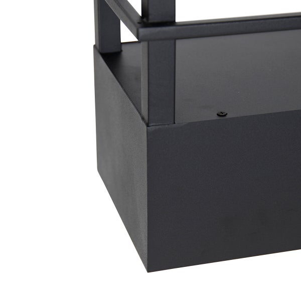 Detailansicht einer schwarzen Außenleuchte.