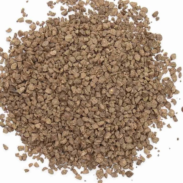 Eine Anhäufung von groben Garten-Streumaterial oder Pflanzsubstrat als Bodendecker für Beete.