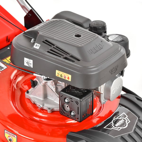 Nahaufnahme eines HECHT Benzin-Rasenmäher-Motors mit grauer Motorabdeckung, Kraftstoffdeckel und Sicherheitsaufklebern.