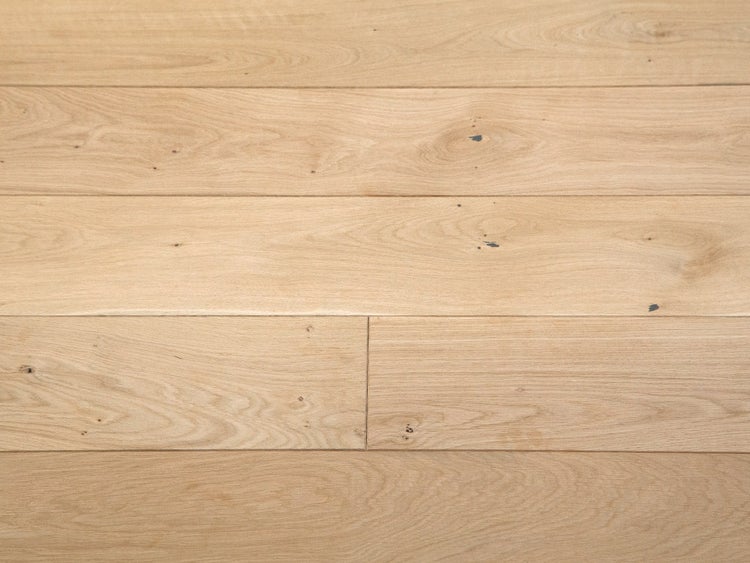 Parkettboden oder Laminat mit Eichen-Dekor, sichtbarer Maserung und kleinen Astlöchern.