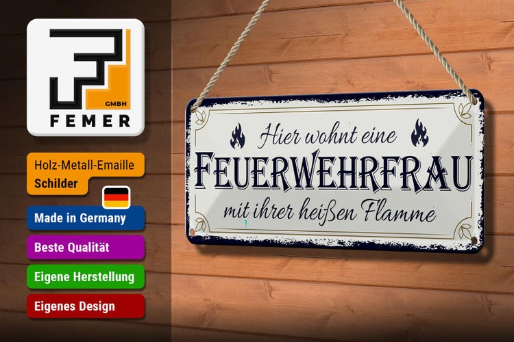 Dekoratives Schild mit der Aufschrift Hier wohnt eine Feuerwehrfrau mit ihrer heissen Flamme