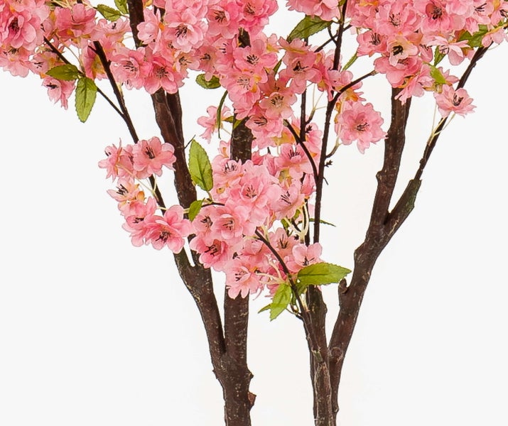 Künstlicher Kirschblütenbaum mit rosa Blüten und kleinen grünen Blättern an braunen Ästen.