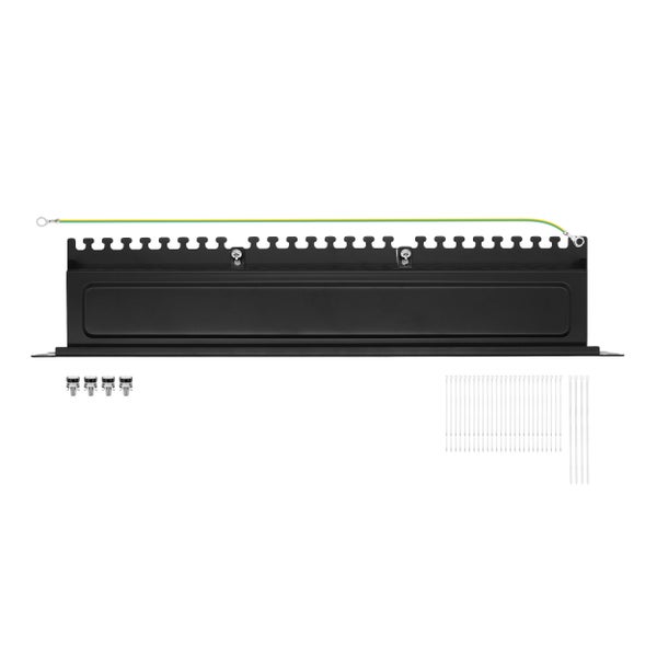 Schwarzes Kabelrangierpanel für 19-Zoll-Racks mit integriertem Erdungskabel, vier Montageschrauben und weißen Kabelbindern.