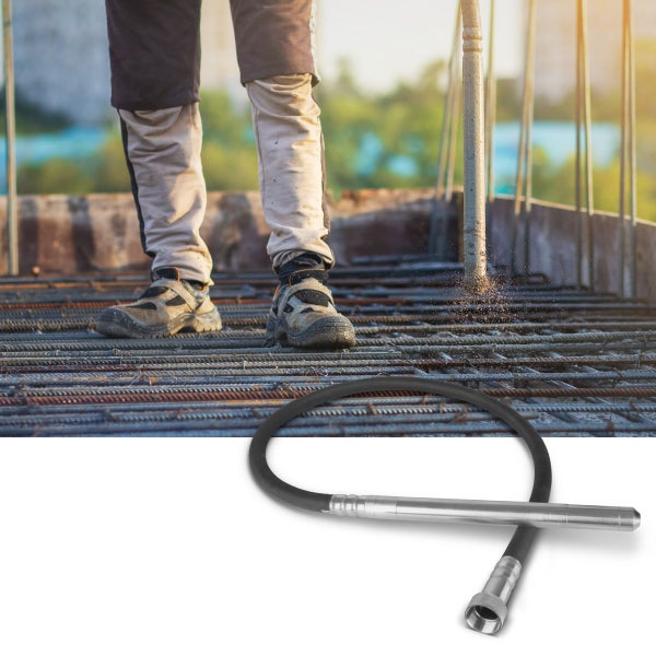 Betonrüttler mit Mann auf Baustelle im Rohbau