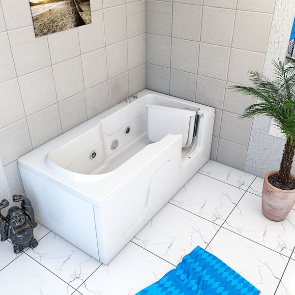 Begehbare Badewanne mit Tür in einem Badezimmer mit Fliesen