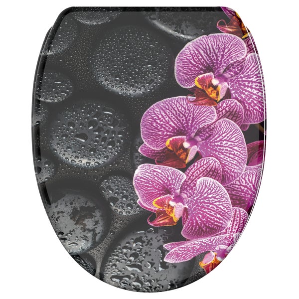 WC-Sitz mit Motiv aus dunklen Steinen, Wassertropfen und rosa Orchideen.