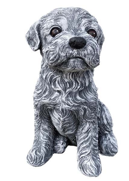 Dekorative Gartenfigur in Form eines sitzenden Hundewelpen aus wetterfestem Kunststein für den Außenbereich.