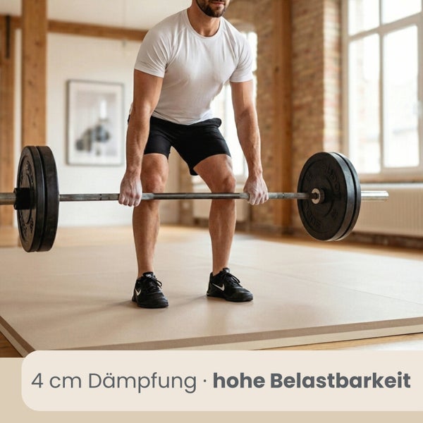 Person beim Krafttraining auf einer 4 Zentimeter dicken, dämpfenden Fitnessmatte mit hoher Belastbarkeit in einem hellen Raum.