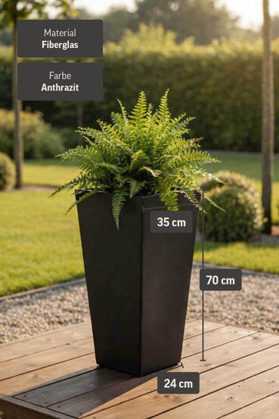 Hoher quadratischer Pflanzkübel aus Fiberglas in Anthrazit mit Farn, Maße 35 mal 70 mal 24 Zentimeter.